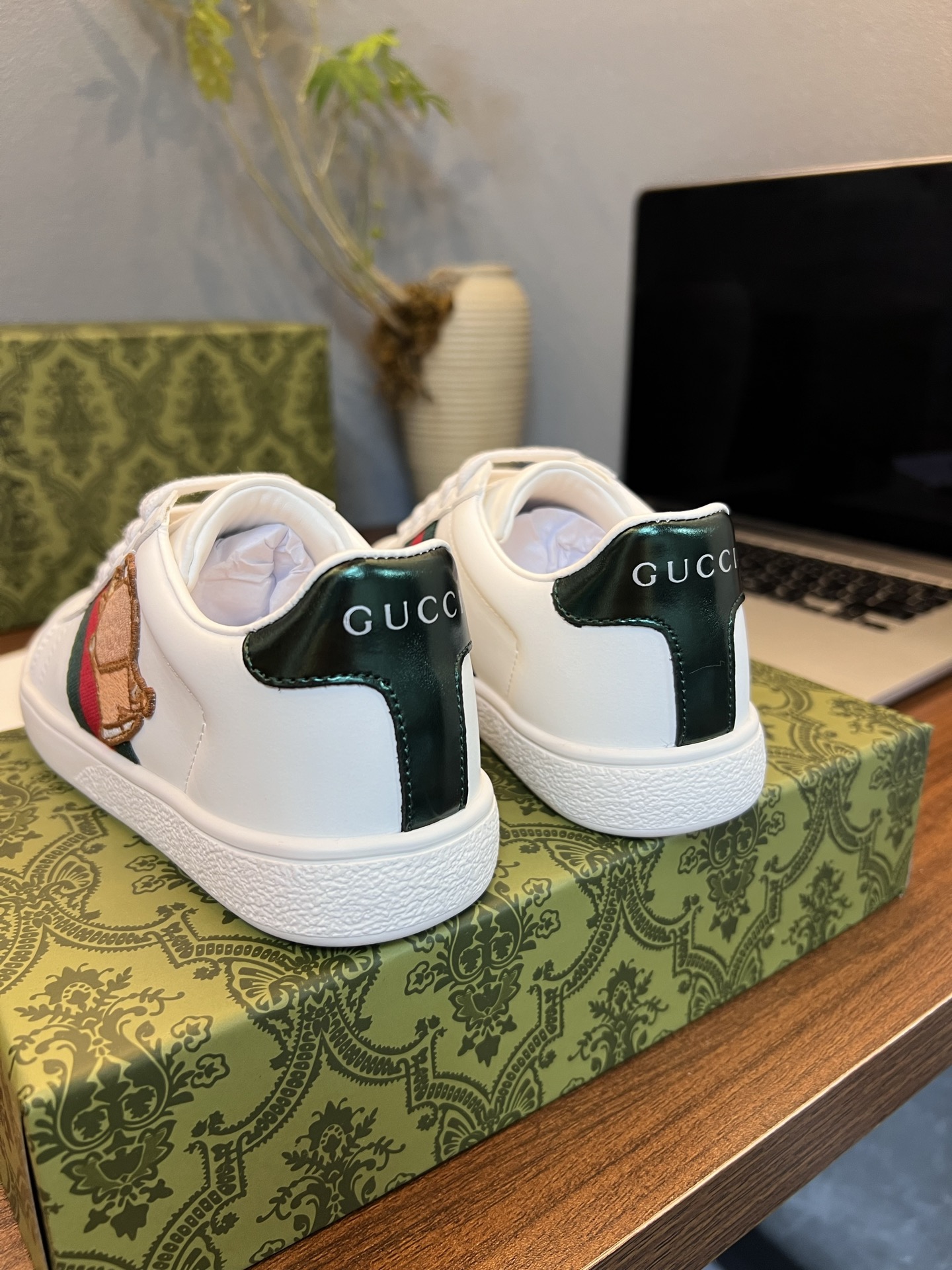 Children's shoes child